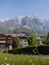 Naturresort Puradies im Sommer vor Bergpanorama und Blumenwiese Naturresort Puradies im Sommer vor Bergpanorama und Blumenwiese