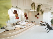 Zwei Personen im Bademantel im Ruheraum des Heaven Spa im Naturresort Puradies Zwei Personen im Bademantel im Ruheraum des Heaven Spa im Naturresort Puradies