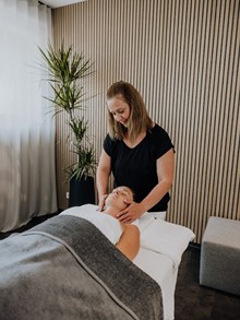 Behandlung im Heaven Spa – Naturresort Puradies, Leogang Therapeutin bei Kopfbehandlung im Heaven Spa, Puradies Leogang