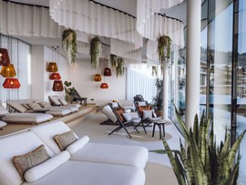 Ruheraum mit Loungeliegen, Hängeleuchten und Blick auf die Winterlandschaft – Heaven Spa, Naturresort Puradies, Leogang, Salzburger Land Ruheraum mit Hängeleuchten und Winterblick, Naturresort Puradies in Leogang