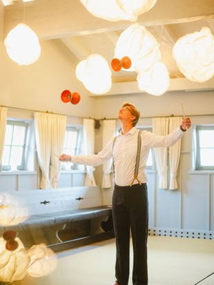 Diabolo-Wurftrick bei der Aufführung im Eventchalet zur Zirkuswoche im Naturresort Puradies, Leogang, Salzburger Land Diabolo-Wurftrick bei Aufführung im Eventchalet, Puradies Leogang