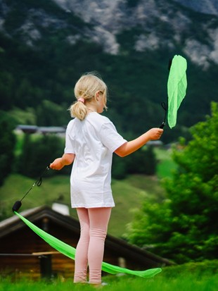 Kind mit Jonglier-Tüchern zur Zirkuswoche im Naturresort Puradies, Leogang, Salzburger Land Kind mit grünen Jonglier-Tüchern, Puradies Leogang
