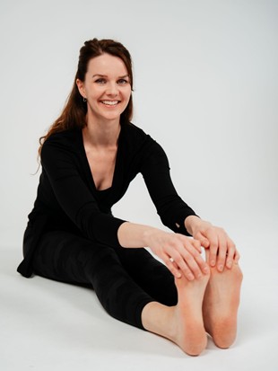 Sabrina Gläß, die das Yoga-Retreat durchführt, beim Yoga machen.