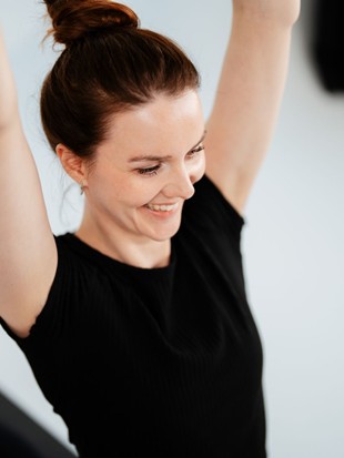 Sabrina Gläß, die das Yoga-Retreat durchführt, beim Yoga machen.