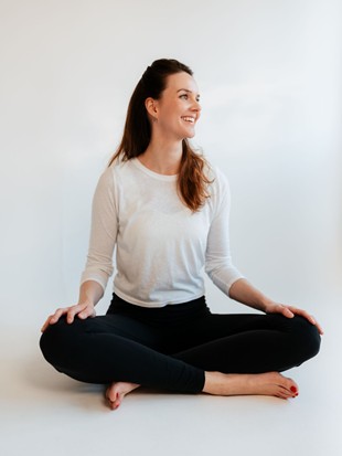 Sabrina Gläß, die das Yoga-Retreat durchführt, beim Yoga machen.