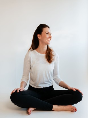 Sabrina Gläß, die das Yoga-Retreat durchführt, beim Yoga machen.