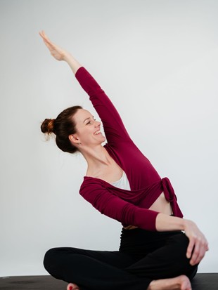 Sabrina Gläß in seitlicher Yoga-Dehnung mit erhobenem Arm