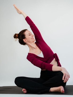 Sabrina Gläß, die das Yoga-Retreat durchführt, beim Yoga machen.