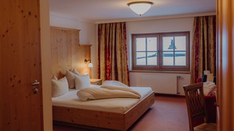 Gemütliches Genießerzimmer im Puradies in Leogang mit natürlichen Materialien und Einrichtung.