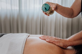 Behandlung im Heaven Spa – Naturresort Puradies, Leogang Rückenbehandlung mit Öl im Heaven Spa, Naturresort Puradies Leogang