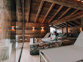 Ruheraum im Heaven Spa des Naturresorts Puradies Person im Ruheraum des Heaven Spa im Naturresort Puradies
