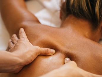 Back Massage at Heaven Spa – Naturresort Puradies, Leogang Back massage at Heaven Spa, Naturresort Puradies Leogang