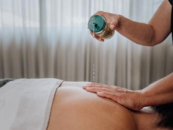 Behandlung im Heaven Spa – Naturresort Puradies, Leogang Rückenbehandlung mit Öl im Heaven Spa, Naturresort Puradies Leogang