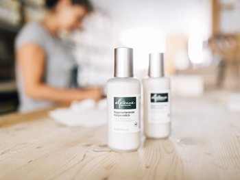 Alpienne Naturkosmetik-Produkte im Naturresort Puradies Alpienne Naturkosmetik-Flaschen auf Holztisch, Naturresort Puradies