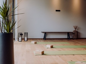 Yogaraum im Naturresort Puradies Bereitgelegte Yogamatten im Yogaraum, Naturresort Puradies