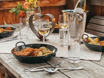 Dinner on the Chalet Terrace – Naturresort Puradies, Leogang Romantic dinner on chalet terrace, Puradies Leogang
