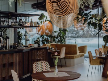 Gourmet restaurant Ess:enz with front-cooking counter in winter, Puradies Leogang