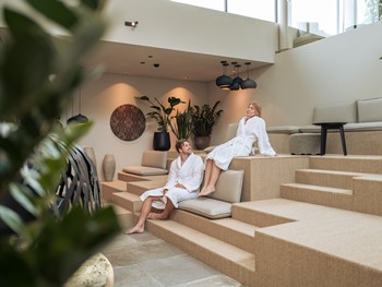 Two People in Bathrobes in the Kaminlounge at Naturresort Puradies Two people in bathrobes in the Kaminlounge at Naturresort Puradies
