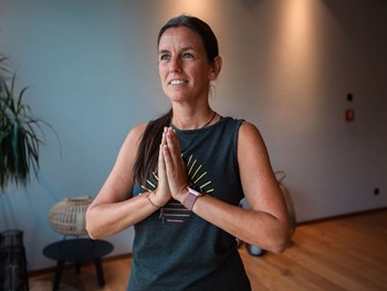 Yogalehrerin Sabrina in Meditationshaltung im Naturresort Puradies Yogalehrerin Sabrina in Meditationshaltung im Naturresort Puradies