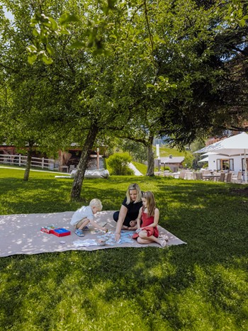Kinderbetreuung im Grünen im Naturresort Puradies Kinderbetreuung im Grünen mit Spielen auf der Picknickdecke, Naturresort Puradies