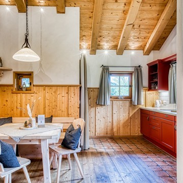 Wohnbereich mit Küche im Privat Spa Chalet Plus des Puradies Leogang Wohnbereich mit Küche im Privat Spa Chalet Plus des Naturresorts Puradies mit Holzverkleidung und Holzbalkendecke.