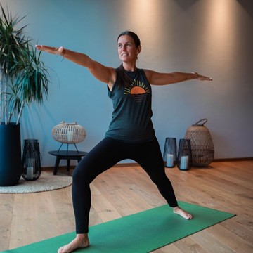 Unser Yoga-Guide Sabrina macht Yoga im Yoga-Atelier.