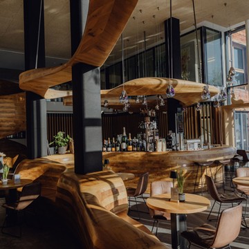 Designerbar Freiraum mit modernem, stilvollem Ambiente.