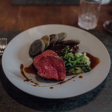 Schön angerichtete Speise mit Fleisch und Gemüse.