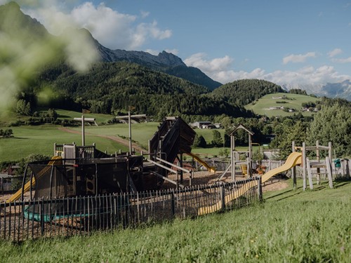 Abenteuerspielplatz mit Bergblick, Naturresort Puradies Leogang