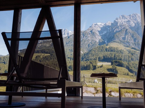 Liegen im Ruhebereich mit Panoramablick auf die Leoganger Steinberge im Naturresort Puradies.