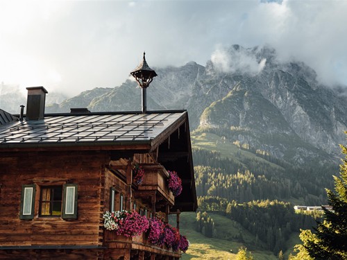 Embachhof mit Blumenbalkonen und Bergpanorama, Puradies Leogang