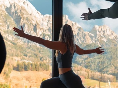 Personen bei Yoga-Übung im Yogaatelier, Naturresort Puradies, Leogang, Salzburger Land Personen bei Yoga-Übung mit ausgestreckten Armen, Puradies Leogang