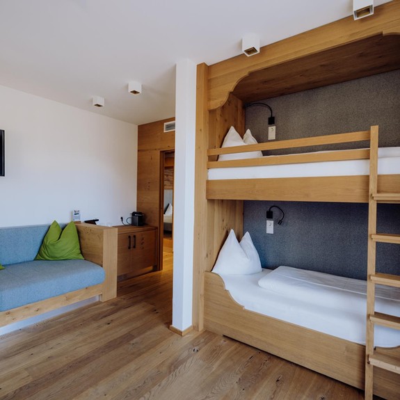 Puradies Premium Suite mit Stockbett mit naturbelassener, moderner Einrichtung aus natürlichen Materialien.