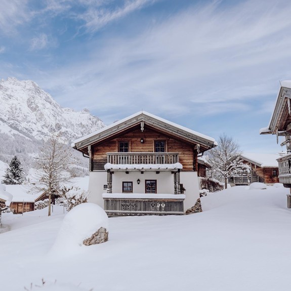 Chalet im Naturresort Puradies in Leogang im Winter, umgeben von Schnee.