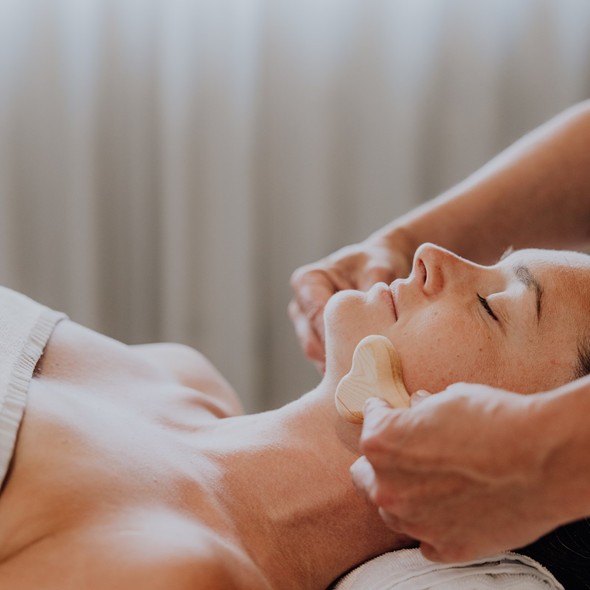 Behandlung im Heaven Spa – Naturresort Puradies, Leogang Gesichtsbehandlung im Heaven Spa, Naturresort Puradies Leogang