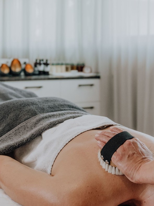 Massage & Spa-Behandlungen im Naturresort Puradies Leogang Eine Frau erhält eine Rückenmassage.