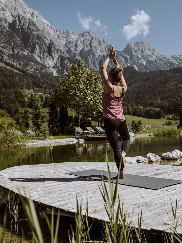 Yoga am Naturbadeteich im Naturresort Puradies, Leogang Yoga am Naturbadeteich mit Bergblick, Naturresort Puradies Leogang