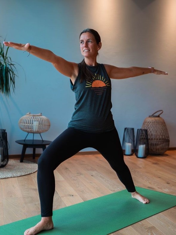 Yogalehrerin Sabrina bei Yoga-Übung, Naturresort Puradies, Leogang, Salzburger Land Yogalehrerin Sabrina bei Yoga-Übung mit ausgestreckten Armen, Puradies Leogang