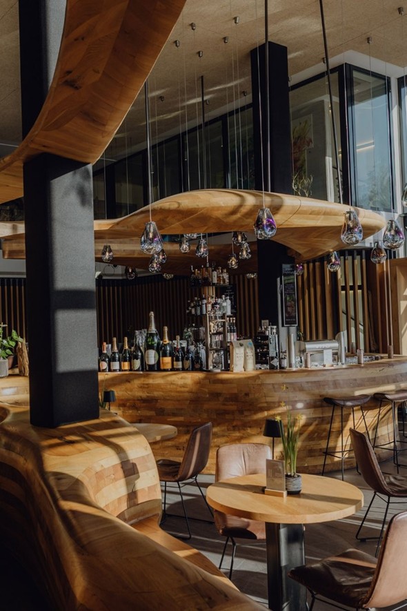 Bar Freiraum mit Sitzbereich und Blick nach draußen, Naturresort Puradies, Leogang, Salzburger Land Bar Freiraum mit Sitzbereich, Naturresort Puradies Leogang